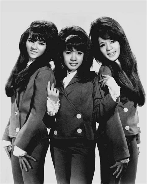 The Ronettes foi um girl group norte-americano de música pop nos anos sessenta. História [ editar | editar código-fonte ] Surgida na cidade de Nova Iorque e trabalhando com o produtor Phil Spector , as Ronettes eram compostas pela vocalista principal Veronica Bennett (também conhecida como Ronnie Spector), sua irmã Estelle Bennett e a ... 